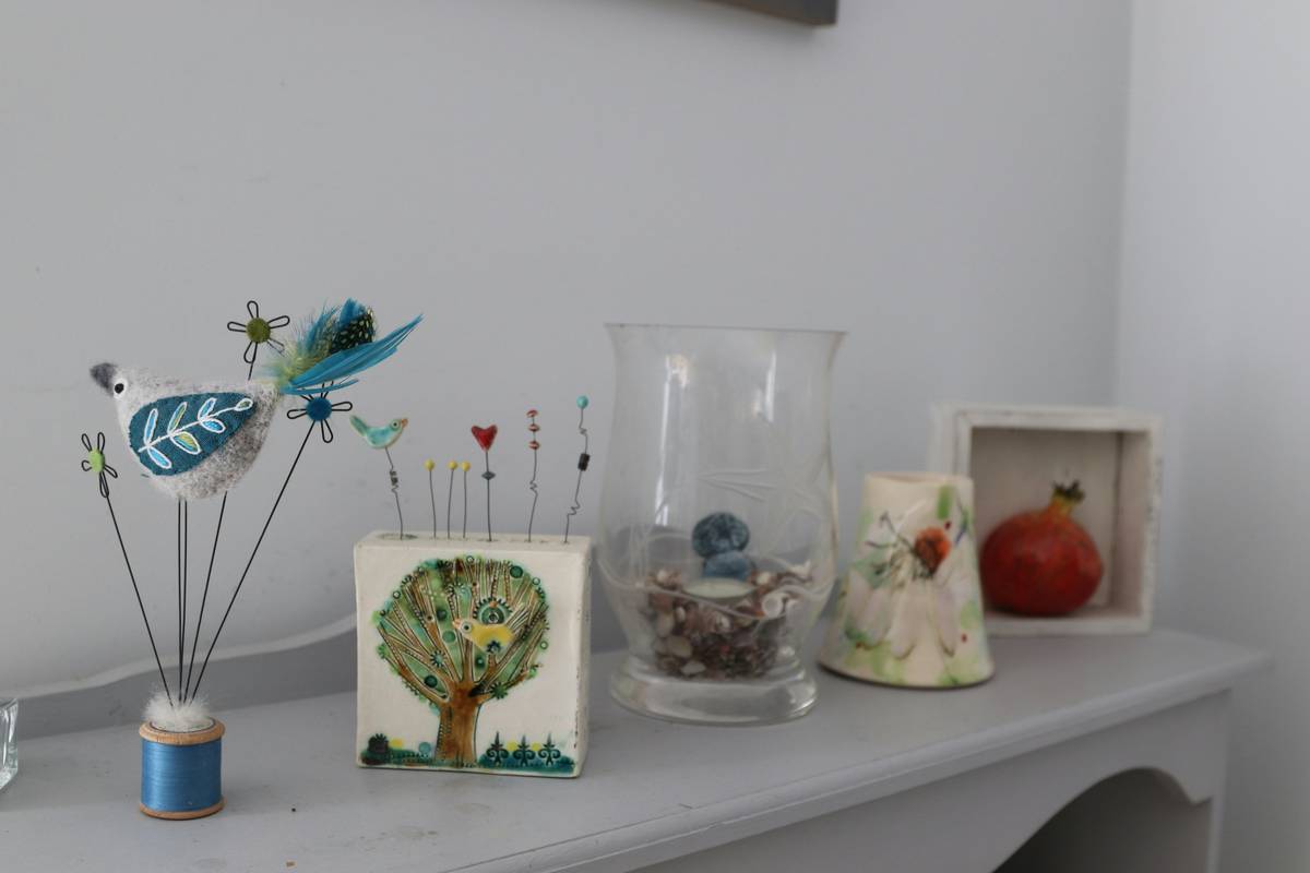 Bar chart showing 2020–2024 Google Trends data for 'large bird figurines home decor' with 210% growth