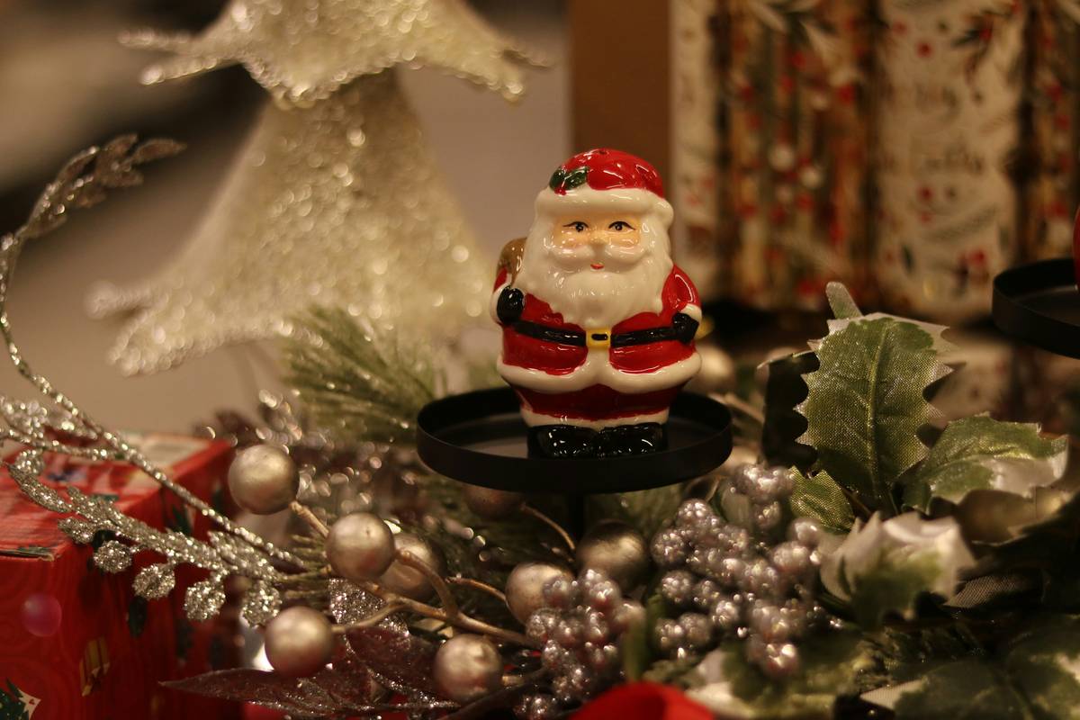 How to Choose & Style Home Interior Christmas Figurines That Actually Feel Cozy (Not Cluttered)
