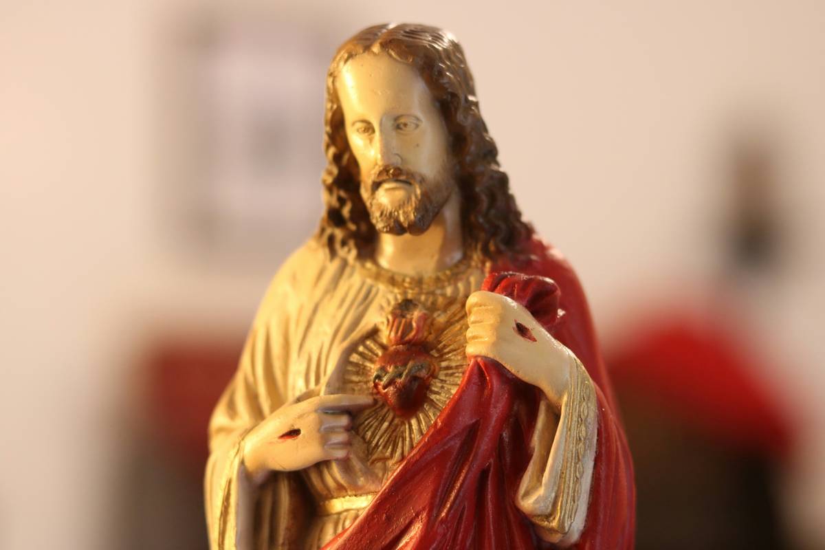 How to Choose & Style Home Interior Jesus Figurines That Elevate Your Space (Without Looking Tacky)